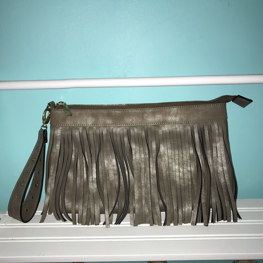 Large fringe clutch